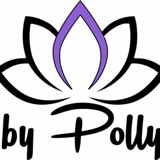 Logotyp för by Polly – stiliserad lotusblomma med lila mitt och handskriven text i svart.
